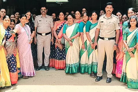 ಒಂದು ದಿನದ ಅಧ್ಯಯನ ಪ್ರವಾಸದ ಅಂಗವಾಗಿ ಯಕ್ಕೆಗುಂದಿ ಗ್ರಾಮದ ಜ್ಞಾನ ವಿಕಾಸ ಕೇಂದ್ರದ ಸದಸ್ಯರು ಬುಧವಾರ ಚನ್ನಗಿರಿ ಪೊಲೀಸ್ ಠಾಣೆಗೆ ಭೇಟಿ ನೀಡಿದರು. ಪೊಲೀಸ್ ಅಧಿಕಾರಿ ಶ್ರೀನಿವಾಸ್, ಸಮನ್ವಯಾಧಿಕಾರಿ ಶಶಿಕಲಾ ಈಶ್ವರ್, ನಾಗಮ್ಮ, ರಂಗಮ್ಮ ಇತರರಿದ್ದರು. Women