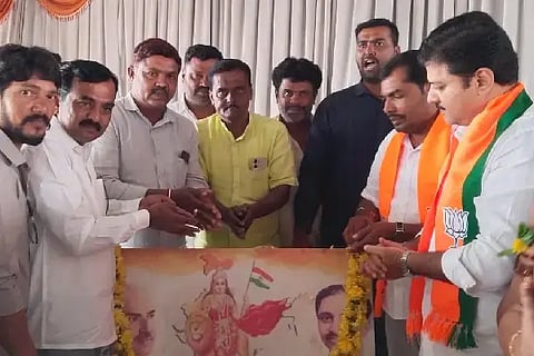 ಚನ್ನಗಿರಿ ಪಟ್ಟಣದಲ್ಲಿ ಶುಕ್ರವಾರ ಹಮ್ಮಿಕೊಂಡಿದ್ದ ಜಿಲ್ಲಾ ಬಿಜೆಪಿ ನೂತನ ಪದಾಧಿಕಾರಿಗಳ ಅಭಿನಂದನಾ ಸಮಾರಂಭದಲ್ಲಿ ಮಾಡಾಳು ಮಲ್ಲಿಕಾರ್ಜುನ, ಧನಂಜಯ ಕಡ್ಲೆಬಾಳು, ಮಂಗೇನಹಳ್ಳಿ ಪಿ. ಲೋಹಿತ್‌ಕುಮಾರ್, ಅಣ್ಣೇಶ್ ಐರಾಣಿ, ಶಶಿಕಲಾ ನಾಗರಾಜ್ ಇತರರಿದ್ದರು.democracy