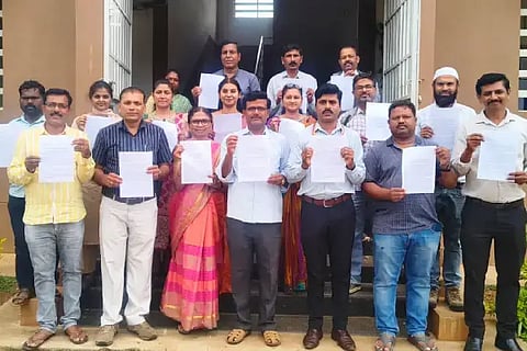 High school ಪ್ರೌಢಶಾಲೆಗಳಿಗೆ ಪಿಯು ಉಪನ್ಯಾಸಕರನ್ನು ನಿಯೋಜಿಸುವ ಸರ್ಕಾರದ ಸುತ್ತೋಲೆಯನ್ನು ವಿರೋಧಿಸಿ ಚನ್ನಗಿರಿಯಲ್ಲಿ ಬುಧವಾರ ತರಗತಿ ಬಹಿಷ್ಕರಿಸಿ ಪತ್ರ ಚಳವಳಿ ನಡೆಸಿದ ಸರ್ಕಾರಿ ಕಾಲೇಜು ಉಪನ್ಯಾಸಕರು