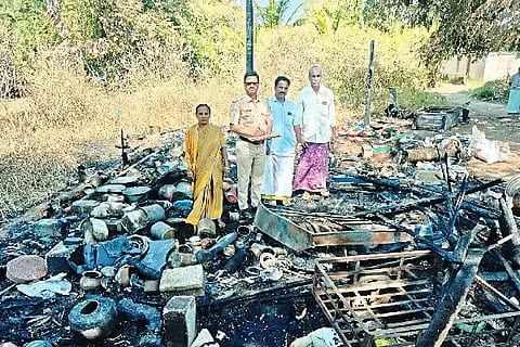 Cylinder: ನುಗ್ಗಿಹಳ್ಳಿ ಗ್ರಾಮದಲ್ಲಿ ಶುಕ್ರವಾರ ರಾತ್ರಿ ಗ್ಯಾಸ್ ಸಿಲಿಂಡರ್ ಸಿಡಿದು ಸಂಪೂರ್ಣ ಮನೆ ಸುಟ್ಟು ಹೋಗಿರುವುದು.