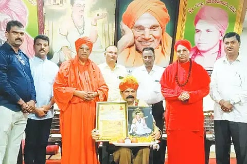ಚನ್ನಗಿರಿ ತಾಲೂಕು ಪಾಂಡೋಮಟ್ಟಿಯ ವಿರಕ್ತಮಠದಲ್ಲಿ ಆಯೋಜಿಸಿದ್ದ ಶಿವಾನುಭವ ಕಾರ್ಯಕ್ರಮದಲ್ಲಿ ಪದ್ಮಶ್ರೀ ಪ್ರಶಸ್ತಿ ಪುರಸ್ಕೃತ ಡಾ. ಸುರೇಶ್ ಹನಗವಾಡಿಗೆ ಗೌರವಿಸಲಾಯಿತು. ಶ್ರೀ ಚಂದ್ರಶೇಖರ ಸ್ವಾಮೀಜಿ, ಶ್ರೀ ನಂದೀಶ್ವರ ಸ್ವಾಮೀಜಿ, ಮಂಜುನಾಥ್, ಡಾ. ಇಂಚರ, ಜೇನು ಕೃಷಿಕ ಬೈರೇಶ್, ಪಾಂಡೋಮಟ್ಟಿ ಆನೆಪ್ಳರ ಚಂದ್ರಮ್ಮ, ಅರಬಿಚೇರ ಶಿವಲಿಂಗಪ್ಪ ಇತರರಿದ್ದರು. Commemoration