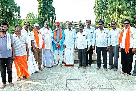 ಚನ್ನಗಿರಿ ತಾಲೂಕಿನ ಹೊದಿಗೆರೆ ಗ್ರಾಮದಲ್ಲಿರುವ ಛತ್ರಪತಿ ಷಹಾಜಿ ರಾಜೇ ಬೋಂಸ್ಲೆ ಅವರ ಸಮಾಧಿ ಸ್ಥಳಕ್ಕೆ ಶ್ರೀ ರಾಮ ಸೇನೆ ಸಂಸ್ಥಾಪಕ ಹಾಗೂ ರಾಷ್ಟ್ರೀಯ ಅಧ್ಯಕ್ಷ ಪ್ರಮೋದ್ ಮುತಾಲಿಕ್ ಭೇಟಿ ನೀಡಿದರು. ಎಂ.ಬಿ. ಶಿವಾಜಿರಾವ್, ವೇದಮೂರ್ತಿ, ಎನ್. ರವಿಚಂದ್ರ, ಅಣ್ಣೋಜಿರಾವ್, ವಿಷ್ಣು, ಶಿವಾಜಿ ಇದ್ದರು. Shahaji's