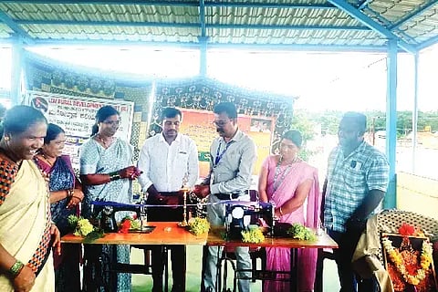 ಚನ್ನಗಿರಿ ದೇವರಹಳ್ಳಿಯಲ್ಲಿ ಜ್ಞಾನ ವಿಕಾಸ ಸದಸ್ಯ ಮಹಿಳೆಯರಿಗೆ ಉಚಿತ ಹೊಲಿಗೆ ತರಬೇತಿ ಶಿಬಿರ ಉದ್ಘಾಟಿಸಲಾಯಿತು. ಕಮಲಾಕ್ಷ, ಕೆ. ಸಂತೋಷ್, ಮಂಜುನಾಥ್, ಶಶಿಕಲಾ, ಕೆ.ಎಸ್. ರಾಜು ಇದ್ದರು. free