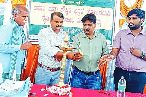 ಚನ್ನಗಿರಿ ತಾಲೂಕು ಮರವಂಜಿ ಗ್ರಾಮದಲ್ಲಿ ಗುರುವಾರ ರೈತರಿಗೆ ಕಿರುಚೀಲ ವಿತರಣೆ ಮತ್ತು ತರಬೇತಿ ಕಾರ್ಯಕ್ರಮವನ್ನು ಎಸ್.ಎಚ್. ಅರುಣ್‌ಕುಮಾರ್ ಉದ್ಘಾಟಿಸಿದರು. ಡಾ. ಮಲ್ಲಿಕಾರ್ಜುನ್, ಡಾ. ಪ್ರಶಾಂತ್, ಕೃಷಿ ಅಧಿಕಾರಿ ಎಂ. ಶೈಲಾ, ಮಣ್ಣು ವಿಜ್ಞಾನಿ  ಡಿ.ಎಂ. ರಂಗಸ್ವಾಮಿ ಇತರರಿದ್ದರು. seeds