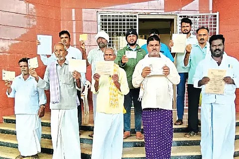 ಪುನರ್ವಸತಿ ಕಲ್ಪಿಸುವಲ್ಲಿ ಅಧಿಕಾರಿಗಳು ನಿರ್ಲಕ್ಷೃ ವಹಿಸಿದ್ದಾರೆ ಎಂದು ಆರೋಪಿಸಿ ಶುಕ್ರವಾರ ಚನ್ನಗಿರಿಯಲ್ಲಿ ಜೀತವಿಮುಕ್ತರು ಪ್ರತಿಭಟನೆ ನಡೆಸಿದರು. ಬೆಂಕಿಕೆರೆ ಬಿ.ಎನ್. ಚಂದ್ರಪ್ಪ, ಪ್ರಕಾಶ್, ಅತೀಕ್ ಉಲ್ಲಾಖಾನ್, ಕರಿಯಪ್ಪ, ನುರುಲ್ಲಾ ಇತರರಿದ್ದರು. survival