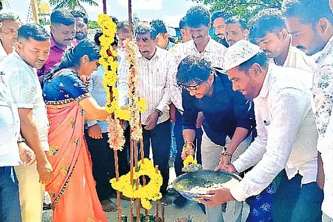 ಚನ್ನಗಿರಿ ಸರ್ಕಾರಿ ಹಿರಿಯ ಬಾಲಕಿಯರ ಪ್ರಾಥಮಿಕ ಶಾಲೆಯಲ್ಲಿ ಹೆಚ್ಚುವರಿ ಶಾಲಾ ಕೊಠಡಿಗಳ ನಿರ್ಮಾಣಕ್ಕೆ ಶಾಸಕ ಬಸವರಾಜ್ ಶಿವಗಂಗಾ ಬುಧವಾರ ಗುದ್ದಲಿಪೂಜೆ ನೆರವೇರಿಸಿದರು. ಪಿ.ಆರ್. ಮಂಜುನಾಥ್, ಮಹ್ಮದ್ ಗೌಸ್‌ಪೀರ್, ಕೋರಿ ಜ್ಯೋತಿ, ಮಂಜುನಾಥ್, ಎಲ್. ಜಯಪ್ಪ, ಪೂಜಾರ್ ಇತರರಿದ್ದರು.Service