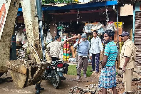 ಚನ್ನಗಿರಿ ಪಟ್ಟಣದ ಜೂನಿಯರ್ ಕಾಲೇಜು ರಸ್ತೆ ಅತಿಕ್ರಮಣವನ್ನು ಪುರಸಭೆ ತೆರವುಗೊಳಿಸಿತು. ಪುರಸಭೆ ಮುಖ್ಯಾಧಿಕಾರಿ ಮಂಜುನಾಥ್, ಹಿರಿಯ ಆಹಾರ ನಿರೀಕ್ಷಕ ಶಿವರುದ್ರಪ್ಪ, ಲೋಕೇಶ್, ವಿಜಯ್‌ಕುಮಾರ್ ಇತರರಿದ್ದರು.road encroachment