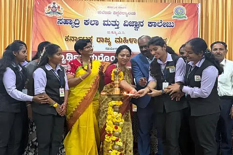 ಸಹ್ಯಾದ್ರಿ ಕಾಲೇಜಿನಲ್ಲಿ ಏರ್ಪಡಿಸಿದ್ದ ಸಂವಾದ ಹಾಗೂ ಕಾನೂನು ಅರಿವು ಕಾರ್ಯಕ್ರಮವನ್ನು ನಾಗಲಕ್ಷ್ಮೀ ಚೌಧರಿ ಉದ್ಘಾಟಿಸಿದರು. ಡಾ. ಸಿರಾಜ್ ಅಹಮ್ಮದ್, ಸರೋಜಾ ಪಿ.ಚೆಂಗೊಳ್ಳಿ, ಡಾ. ಎನ್.ರಾಜೇಶ್ವರಿ, ಡಾ. ಎಂ.ಹಾಲಮ್ಮ ಇತರರಿದ್ದರು.