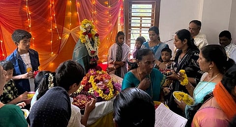 ಅಬ್ಬೂರುಕಟ್ಟೆಯ ಸಂತ ಲಾರೆನ್ಸ್ ಚರ್ಚ್‌ನಲ್ಲಿ ಮೇರಿಮಾತೆ ಜಯಂತಿ ಅಂಗವಾಗಿ ಆಯೋಜಿಸಿದ್ದ ವಿಶೇಷ ಪೂಜೆಯಲ್ಲಿ ಭಕ್ತರು ಪಾಲ್ಗೊಂಡಿದ್ದರು.