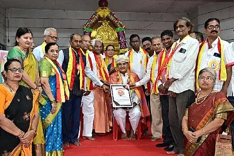 ಹುಬ್ಬಳ್ಳಿಯಲ್ಲಿ ಭಾನುವಾರ (Short literature) ಆಯೋಜಿಸಿದ್ದ ಕರ್ನಾಟಕ ಚುಟುಕು ಸಾಹಿತ್ಯ ಪರಿಷತ್ತಿನ ಹುಬ್ಬಳ್ಳಿ ತಾಲೂಕ ಮಟ್ಟದ 14ನೇ ಸಮ್ಮೇಳನದಲ್ಲಿ ಉಣಕಲ್ ಸಿದ್ದಪ್ಪಜ್ಜನ ಹೊಸಮಠದ ಅಧ್ಯಕ್ಷ ರಾಜಣ್ಣ ಕೊರವಿ ಅವರಿಗೆ ಅಭಿನವ ಚಾವುಂಡರಾಯ ಪ್ರಶಸ್ತಿ ಪ್ರದಾನ ಮಾಡಲಾಯಿತು. ಶರಣಬಸವ ಚೋಳಿನ, ಡಾ. ಶಾಂತಣ್ಣ ಕಡಿವಾಲ, ಕೃಷ್ಣಮೂರ್ತಿ ಕುಲಕರ್ಣಿ, ಪ್ರಭಾವತಿ ಮುತ್ತಿನ, ಇತರರು ಇದ್ದರು.