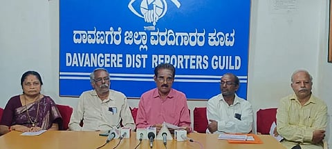 ದಾವಣಗೆರೆಯ ಸುದ್ದಿಗೋಷ್ಠಿಯಲ್ಲಿ ಚುಟುಕು ಸಾಹಿತ್ಯ ಪರಿಷತ್‌ನ ಚನ್ನಗಿರಿ ತಾಲೂಕು ಅಧ್ಯಕ್ಷ ಎಚ್.ಆರ್. ಗಂಗಾಧರಯ್ಯ, ಜಿಲ್ಲಾಧ್ಯಕ್ಷ ಕೆ.ಎಸ್. ವೀರಭದ್ರಪ್ಪ ತೆಲಗಿ, ಕಾರ್ಯಾಧ್ಯಕ್ಷ ಓಂಕಾರಯ್ಯ ತವನಿಧಿ, ಗೌರವಾಧ್ಯಕ್ಷ ಶಿವಯೋಗಿ ಹಿರೇಮಠ, ಸತ್ಯಭಾಮಾ ಮಂಜುನಾಥ್ ಇದ್ದರು. 