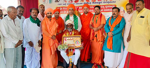 ನರಗುಂದ ತಾಲೂಕು ಕೊಣ್ಣೂರ ವಿರಕ್ತ ಮಠದಿಂದ ಹಾಸ್ಯನಟ ವೈಜನಾಥ ಬಿರಾದಾರ ಅವರಿಗೆ ಶ್ರೀ ಚನ್ನವೀರೇಶ್ವರ ಪ್ರಶಸ್ತಿ ನೀಡಿ ಮಂಗಳವಾರ ಸನ್ಮಾನಿಸಲಾಯಿತು. ಶ್ರೀ ದಿಂಗಾಲೇಶ್ವರ ಸ್ವಾಮೀಜಿ, ಡಾ. ಚನ್ನವೀರ ಸ್ವಾಮಿಗಳು, ಕಲ್ಮಠದ ಸಿದ್ಧಲಿಂಗ ಶಿವಾಚಾರ್ಯರು, ಹರ್ಲಾಪೂರದ ಶ್ರೀಕೊಟ್ಟೂರೇಶ್ವರ ಮಹಾಸ್ವಾಮೀಜಿಗಳು, ಇತರರಿದ್ದರು.