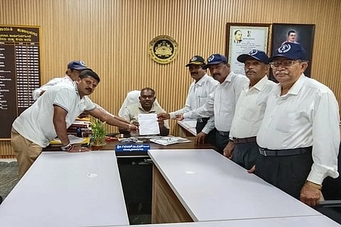 ಗುಮ್ಮನಕೊಲ್ಲಿ ಮುಖ್ಯ ವೃತ್ತಕ್ಕೆ ಅರೆ ಸೇನಾಪಡೆ ಯೋಧರ ವೃತ್ತ ಎಂದು ನಾಮಕರಣಕ್ಕೆ ಆಗ್ರಹಿಸಿ ಅರೆ ಸೇನಾಪಡೆ ಯೋಧರ ಒಕ್ಕೂಟದ ವತಿಯಿಂದ ಕುಶಾಲನಗರದ ಪುರಸಭೆ ಮುಖ್ಯಾಧಿಕಾರಿಗೆ ಮನವಿ ಸಲ್ಲಿಸಲಾಯಿತು. ಎಂ.ಎನ್. ಭೀಮಯ್ಯ, ಬಿ.ಎಂ. ರವೀಂದ್ರ, ಜಿ.ಕೆ. ದಿನೇಶ್ ಕುಮಾರ್, ಎಂ.ಎನ್. ಗೋಪಾಲಕೃಷ್ಣ ಇದ್ದರು.
