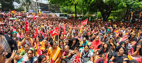 ಬೆಳಗಾವಿಯಲ್ಲಿ ಶುಕ್ರವಾರ ಅಂಗನವಾಡಿ ಹಾಗೂ ಬಿಸಿಯೂಟ ನೌಕರರು ಪ್ರತಿಭಟಿಸಿದರು. ತುಳಸಮ್ಮ ಮಾಳದಕರ, ಪಾರ್ವತಿ ಕೌಜಲಗಿ, ರಾಚಮ್ಮ ರಾಮದುರ್ಗ, ಭಾರತಿ ಜೋಗನ್ನವರ ಇತರರಿದ್ದರು.