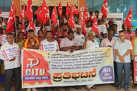 ಪರಿಷ್ಕೃತ ಕನಿಷ್ಠ ವೇತನದ (Wage Revision) ಆದೇಶವನ್ನು ರಾಜ್ಯ ಸರ್ಕಾರ ಕಟ್ಟುನಿಟ್ಟಾಗಿ ಅನುಷ್ಠಾನಗೊಳಿಸಬೇಕೆಂದು ಆಗ್ರಹಿಸಿ ಕಾರ್ವಿುಕರು ಸಿಐಟಿಯು ನೇತೃತ್ವದಲ್ಲಿ ಹುಬ್ಬಳ್ಳಿಯಲ್ಲಿ ಶನಿವಾರ ಪ್ರತಿಭಟನೆ ನಡೆಸಿದರು.