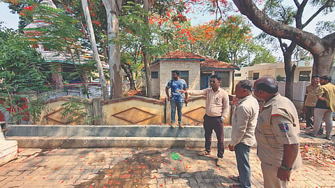 ಬ್ಯಾಡಗಿ ಪಟ್ಟಣದ ಜಿಪಂ ಇಂಜಿನಿಯರಿಂಗ್​ ಕಚೇರಿ ಎದುರು ತಾತ್ಕಾಲಿಕ ಬಸ್​ ನಿಲ್ದಾಣ ಶೆಡ್​ ನಿಮಿರ್ಸಲು ಸ್ಥಳ ಪರಿಶೀಲಿಸಿದ ಪುರಸಭೆ ಮುಖ್ಯಾಧಿಕಾರಿ ವಿನಯಕುಮಾರ ಹೊಳೆಪ್ಪಗೋಳ.