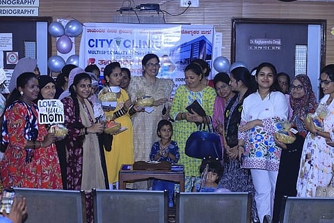 ವಿಶ್ವ ತಾಯಂದಿರ ದಿನ ನಿಮಿತ್ತ ಹುಬ್ಬಳ್ಳಿಯ (city clinic) ಸಿಟಿ ಕ್ಲಿನಿಕ್‌ನಲ್ಲಿ 7 ಮತ್ತು 9 ತಿಂಗಳ ಗರ್ಭಿಣಿಯರಿಗೆ ವಿಶೇಷ ಆರೋಗ್ಯ ಜಾಗೃತಿ ಮತ್ತು ಸನ್ಮಾನ ಕಾರ್ಯಕ್ರಮ ಅದ್ದೂರಿಯಾಗಿ ಜರುಗಿತು.