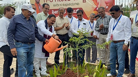 tree plantation ಪ್ರಧಾನ ಮಂತ್ರಿ ನರೇಂದ್ರ ಮೋದಿಯವರ 76ನೇ ಜನ್ಮ ದಿನ ನಿಮಿತ್ತ ಶಾಸಕ ಮಹೇಶ ಟೆಂಗಿನಕಾಯಿ ಅವರು ಹುಬ್ಬಳ್ಳಿಯಲ್ಲಿ ಇತ್ತೀಚೆಗೆ ಸಸಿ ನೆಟ್ಟರು.