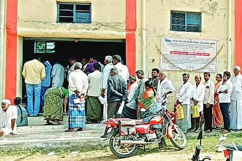 ಚಿಕ್ಕಜಾಜೂರಿನ ಎಪಿಎಂಸಿ ಉಪ ಮಾರುಕಟ್ಟೆಯಲ್ಲಿ ರಾಗಿ ಖರೀದಿ ಕೇಂದ್ರದಲ್ಲಿ ನೋಂದಣಿ ಮಾಡಿಸಲು ರೈತರು ಸರತಿ ಸಾಲಿನಲ್ಲಿ ನಿಂತಿರುವುದು.