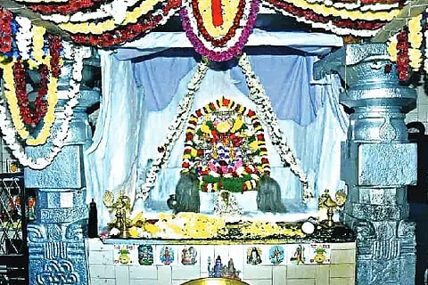Laksha Deepotsavam: ಹೊಳಲ್ಕೆರೆ ತಾಲೂಕಿನ ರಾಮಗಿರಿ ಬೆಟ್ಟದಲ್ಲಿ ನೆಲೆನಿಂತ ಶ್ರೀ ಕರಿಸಿದ್ದೇಶ್ವರ ಸ್ವಾಮಿ