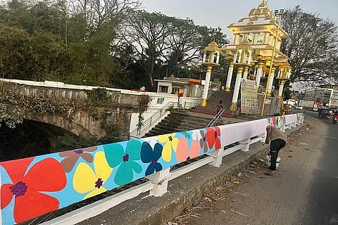 ಕುಶಾಲನಗರ ರೋಟರಿ ಸಂಸ್ಥೆ ಸುವರ್ಣ ಸಂಭ್ರಮದ ಹಿನ್ನೆಲೆಯಲ್ಲಿ ಕೊಡಗು-ಮೈಸೂರು ಜಿಲ್ಲೆಗಳ ಗಡಿಭಾಗದ ಕಾವೇರಿ ಸೇತುವೆ ಮೇಲೆ ಬಣ್ಣದ ಚಿತ್ತಾರ ಮೂಡಿಸಲಾಗುತ್ತಿದೆ.