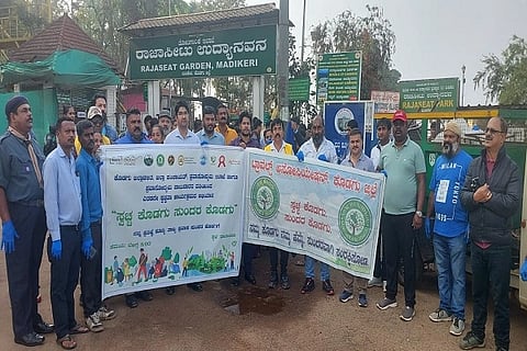  ಸ್ವಚ್ಛ ಕೊಡಗು-ಸುಂದರ ಕೊಡಗು ಅಭಿಯಾನಕ್ಕೆ ಮಡಿಕೇರಿ ರಾಜಾ ಸೀಟ್ ಎದುರಿನಲ್ಲಿ ಚಾಲನೆ ನೀಡಲಾಯಿತು. ಪಿ. ಕಲಾವತಿ, ನಿತಿನ್ ಚಕ್ಕಿ, ದಿನೇಶ್ ಕಾರ್ಯಪ್ಪ, ಮೋಂತಿ ಗಣೇಶ್ ಮತ್ತಿತರರು ಇದ್ದರು.