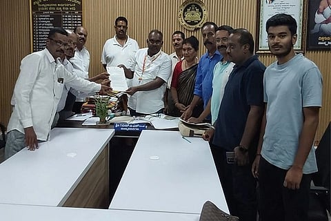 ಸ್ವಚ್ಛ ಕುಶಾಲನಗರ ಮತ್ತು ಸ್ವಚ್ಛ ಕಾವೇರಿ ಯೋಜನೆ ಬಗ್ಗೆ ತಕ್ಷಣ ಕ್ರಮಕ್ಕೆ ಆಗ್ರಹಿಸಿ ಕಾವೇರಿ ನದಿ ಸ್ವಚ್ಛತಾ ಆಂದೋಲನ ಸಮಿತಿ ನೇತೃತ್ವದಲ್ಲಿ ಕುಶಾಲನಗರ ಪುರಸಭೆ ಮುಖ್ಯಾಧಿಕಾರಿ ಟಿ.ಎಸ್. ಗಿರೀಶ್ ಅವರಿಗೆ ಮನವಿ ಸಲ್ಲಿಸಲಾಯಿತು. ವಿವಿಧ ಸಂಘಟನೆಗಳ ಪ್ರಮುಖರಾದ ಎಂ.ಎನ್. ಚಂದ್ರಮೋಹನ್, ವನಿತಾ ಚಂದ್ರಮೋಹನ್, ಎಂ. ಕೃಷ್ಣ, ಕೊಡಗನ ಹರ್ಷ, ವೈಶಾಖ್ ಮತ್ತಿತರರು ಇದ್ದರು.