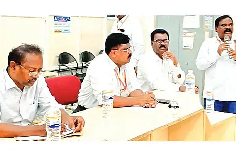 municipal council: ಚಳ್ಳಕೆರೆ ನಗರಸಭೆಯಲ್ಲಿ ಬುಧವಾರ ಪೌರಾಯುಕ್ತ ಎಚ್.ಜಿ. ಜಗರೆಡ್ಡಿ ಅಧ್ಯಕ್ಷತೆಯಲ್ಲಿ ಬಜೆಟ್ ಪೂರ್ವಭಾವಿ ಸಭೆ ನಡೆಯಿತು. 