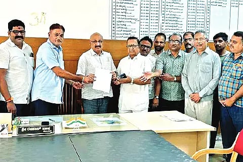 ಚಳ್ಳಕೆರೆ ನಗರದಲ್ಲಿ ಹೋಟೆಲ್ ಮಾಲೀಕರ ಮೇಲೆ ಕಿಡಿಗೇಡಿಗಳ ದೌರ್ಜನ್ಯ ಹೆಚ್ಚಾಗಿದೆ ಎಂದು ಆರೋಪಿಸಿ ಶನಿವಾರ ಮಾಲೀಕರ ಸಂಘದ ಪದಾಧಿಕಾರಿಗಳು ತಹಸೀಲ್ದಾರ್ ರೇಹಾನ್ ಪಾಷ ಅವರಿಗೆ ಮನವಿ ಸಲ್ಲಿಸಿದರು.