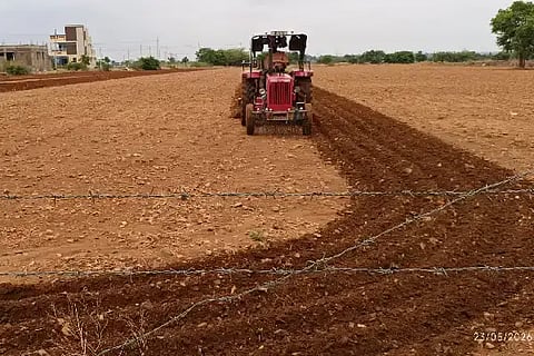 ಚಳ್ಳಕೆರೆ ತಾಲೂಕಿನಲ್ಲಿ ಉತ್ತಮ ಮಳೆಯಾಗಿರುವ ಹಿನ್ನಲೆಯಲ್ಲಿ ರೈತರು ಮುಂಗಾರು ಬೇಸಾಯದಲ್ಲಿ ತೊಡಗಿರುವುದು.