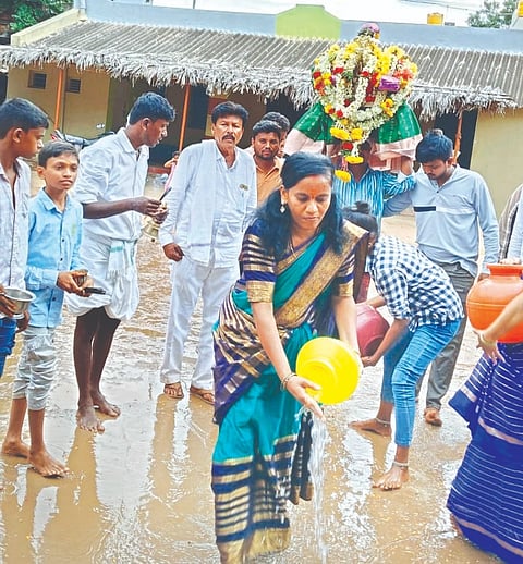 ಬೆಳೆಗೆರೆಯಲ್ಲಿ ಆಚರಿಸಿದ ಏಕಾದಶಿ ಹಬ್ಬಕ್ಕೆ ಕರೆತಲಾಗಿದ್ದ ಶ್ರೀಯಲ್ಲಮ್ಮ ದೇವಿಯನ್ನು ಮರಳಿ ಮೂಲ ಸ್ಥಾನ ನಾರಾಯಣಪುರಕ್ಕೆ ಮೆರವಣಿಗೆ ಮೂಲಕ ಕರೆದೊಯ್ಯುತ್ತಿರುವ ಭಕ್ತರು. Ekadashi