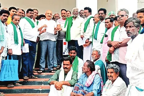 Agricultural ಚಳ್ಳಕೆರೆ ತಾಲೂಕು ಕಚೇರಿಯ ಮುಂದೆ ಗುರುವಾರ ಪ್ರತಿಭಟನೆ ನಡೆಸಿದ ರೈತ ಸಂಘದ ಪದಾಧಿಕಾರಿಗಳು ರೈತರು ಕೆರೆ ಮಣ್ಣು ಹೊಲಕ್ಕೆ ಹಾಕಿಕೊಳ್ಳಲು ಅವಕಾಶ ಕೊಡುವಂತೆ ಆಗ್ರಹಿಸಿ ಪ್ರತಿಭಟನೆ ನಡೆಸಿದರು.