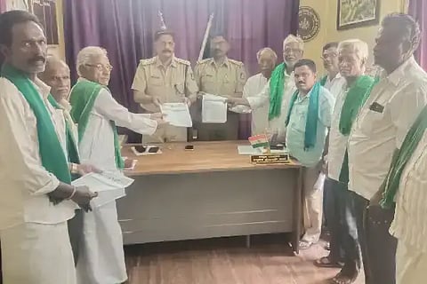 ಚಳ್ಳಕೆರೆ ತಾಲೂಕಿನ ವಿವಿಧ ರೈತ ಸಂಘಟನೆಗಳು ಮೇ 27ರಂದು ಬೆಳೆ ವಿಮೆಗಾಗಿ ಬೃಹತ್ ಪ್ರತಿಭಟನೆ ಹಮ್ಮಿಕೊಂಡಿರುವ ಹಿನ್ನೆಲೆಯಲ್ಲಿ ಸೋಮವಾರ ಪೊಲೀಸ್ ಉಪಾಧೀಕ್ಷಕ ಎಸ್.ಜಿ. ಸತ್ಯನಾರಾಯಣ ರಾವ್ ಕರೆದಿದ್ದ ಸಭೆಯಲ್ಲಿ ಭಾಗವಹಿಸಿದ್ದ ರೈತ ಮುಖಂಡರು.