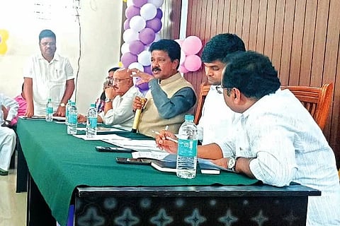 ಚೆಕ್‌ಡ್ಯಾಂಗಳಿಗೆ ರಾಣೀಕೆರೆ ನೀರು ಹರಿಸುವ ಸಂಬಂಧ ಶುಕ್ರವಾರ ಶಾಸಕ ಟಿ. ರಘುಮೂರ್ತಿ ಸಮ್ಮುಖದಲ್ಲಿ ಸಭೆ ನಡೆಯಿತು. ಕೆ.ಜೆ. ಕಾಂತರಾಜ್, ರೇಹಾನ್ ಪಾಷಾ, ಕೆ. ಕುಮಾರ್ ಇದ್ದರು. Sabha