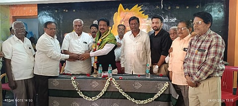 ಚಳ್ಳಕೆರೆ ಯಾದವರ ವಿದ್ಯಾರ್ಥಿ ನಿಲಯದಲ್ಲಿ ಶನಿವಾರ ನಿವೃತ್ತ ನೌಕರರಿಗೆ ಆಯೋಜಿಸಿದ್ದ ಆರೋಗ್ಯ ತಪಾಸಣೆ ಶಿಬಿರದಲ್ಲಿ ಶಾಸಕ ಟಿ. ರಘುಮೂರ್ತಿ ಅವರನ್ನು ಸನ್ಮಾನಿಸಲಾಯಿತು. ಗದ್ದಿಗೆ ತಿಪ್ಪೇಸ್ವಾಮಿ, ಕರಿಯಪ್ಪ, ತೇಜೊಮಯ ರೆಡ್ಡಿ, ಬಸವರಾಜಪ್ಪ, ಮೂಡಲಗಿರಿಯಪ್ಪ ಇದ್ದರು.