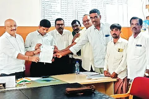 ಚಳ್ಳಕೆರೆ ತಾಲೂಕಿನ ಕಸಬಾ ಹೋಬಳಿ ತೊಗರಿ ಬೆಳೆಗಾರರ ಸಂಘದ ಪದಾಧಿಕಾರಿಗಳು ಶನಿವಾರ ತಹಸೀಲ್ದಾರ್ ರೇಹಾನ್ ಪಾಷ ಅವರಿಗೆ ಮನವಿ ಸಲ್ಲಿಸಿ ಬೆಳೆ ವಿಮೆ ಪರಿಹಾರಕ್ಕೆ ಆಗ್ರಹಿಸಿದರು.