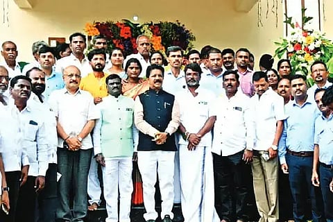 panchayat: ಚಳ್ಳಕೆರೆ ತಾಲೂಕಿನ ಸಾಣೀಕೆರೆ ಗ್ರಾಮದಲ್ಲಿ ನೂತನ ಗ್ರಾಪಂ ಕಚೇರಿ, ಗ್ರಂಥಾಲಯ ಕಟ್ಟಡಗಳನ್ನು ಸೋಮವಾರ ಶಾಸಕ ಟಿ. ರಘುಮೂರ್ತಿ ಉದ್ಘಾಟಿಸಿದರು.