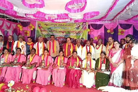 Kannada: ಚಳ್ಳಕೆರೆ ತಾಲೂಕಿನ ನಗರಂಗೆರೆ ಗ್ರಾಮದಲ್ಲಿ ಭಾನುವಾರ ಹಮ್ಮಿಕೊಂಡಿದ್ದ ಕನ್ನಡ ರಾಜ್ಯೋತ್ಸವ ಕಾರ್ಯಕ್ರಮದಲ್ಲಿ ಆಶಾ ಕಾರ್ಯಕರ್ತೆಯರಿಗೆ ಸನ್ಮಾನಿಸಲಾಯಿತು.