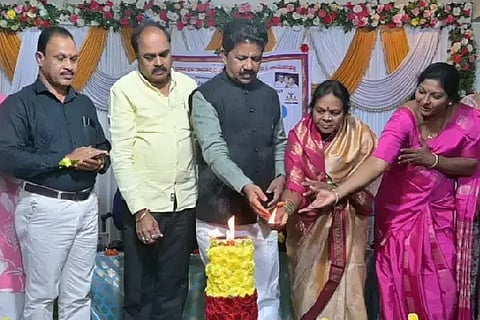 Dharmasthalaಚಳ್ಳಕೆರೆಯ ಸಾಯಿ ಮಂದಿರದಲ್ಲಿ ಗುರುವಾರ ಮಹಿಳಾ ವಿಚಾರಗೋಷ್ಠಿ ಕಾರ್ಯಕ್ರಮವನ್ನು ಶಾಸಕ ಟಿ. ರಘುಮೂರ್ತಿ ಉದ್ಟಾಟಿಸಿದರು.