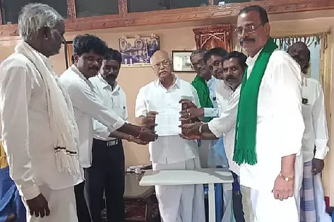 health extension center: ಹಿರೇಹಳ್ಳಿ ಗ್ರಾಮದಲ್ಲಿ ಆರೋಗ್ಯ ವಿಸ್ತರಣಾ ಕೇಂದ್ರ ಸ್ಥಾಪನೆಗೆ ಕ್ರಮ ವಹಿಸುವಂತೆ ಗ್ರಾಮಸ್ಥರು ಶುಕ್ರವಾರ ಶಾಸಕ ಎನ್.ವೈ. ಗೋಪಾಲಕೃಷ್ಣ ಅವರಿಗೆ ಮನವಿ ಸಲ್ಲಿಸಿದರು.