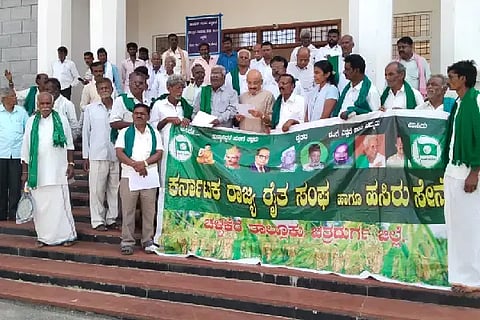 crop insurance:ಬೆಳೆ ವಿಮೆ ಮತ್ತು ಪರಿಹಾರಕ್ಕೆ ಒತ್ತಾಯಿಸಿ ಚಳ್ಳಕೆರೆ ತಾಲೂಕು ಕಚೇರಿ ಮುಂದೆ ಮಂಗಳವಾರ ರಾಜ್ಯ ರೈತ ಸಂಘದ ಪದಾಧಿಕಾರಿಗಳು ಪ್ರತಿಭಟನೆ ನಡೆಸಿದರು.