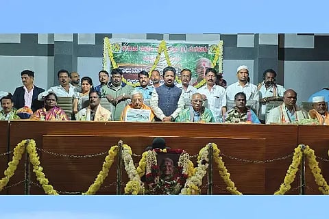 Thimmakka of Salumara ಚಳ್ಳಕೆರೆಯಲ್ಲಿ ಆಯೋಜಿಸಿದ್ದ ಸಾಲು ಮರದ ತಿಮ್ಮಕ್ಕ ನುಡಿ ನಮನ ಕಾರ್ಯಕ್ರಮದಲ್ಲಿ ಶಾಸಕ ಟಿ. ರಘುಮೂರ್ತಿ ವಿವಿಧ ಕ್ಷೇತ್ರಗಳ ಸಾಧಕರನ್ನು ಸನ್ಮಾನಿಸಿದರು.