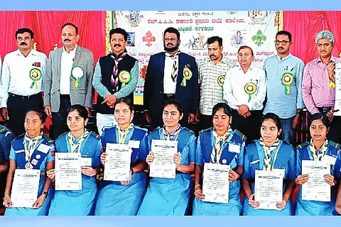 Economic: ಚಳ್ಳಕೆರೆಯಲ್ಲಿ ಶನಿವಾರ ಸಾಂಸ್ಕೃತಿಕ ಸಮಿತಿ ಉದ್ಘಾಟನಾ ಸಮಾರಂಭದಲ್ಲಿ ಶಾಸಕ ಟಿ.ರಘುಮೂರ್ತಿ ಪ್ರತಿಭಾವಂತ ವಿದ್ಯಾರ್ಥಿಗಳಿಗೆ ಪ್ರಶಸ್ತಿ ಪತ್ರ ನೀಡಿದರು.