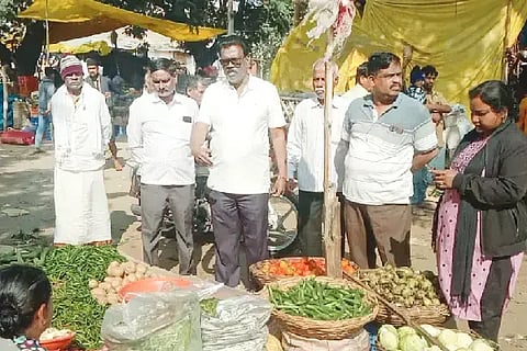 plastic cover ಚಳ್ಳಕೆರೆಯಲ್ಲಿ ಶುಕ್ರವಾರ ಪೌರಾಯುಕ್ತ ಎಚ್.ಜಿ. ಜಗರೆಡ್ಡಿ ಅವರು ಕಚೇರಿ ಸಿಬ್ಬಂದಿ ಜತೆಗೆ ತರಕಾರಿ, ದಿನಸಿ ಅಂಗಡಿಗಳಿಗೆ ಭೇಟಿ ನೀಡಿ ಪ್ಲಾಸ್ಟಿಕ್ ಕವರ್ ಬಳಸದಂತೆ ಎಚ್ಚರಿಕೆ ನೀಡಿದರು.