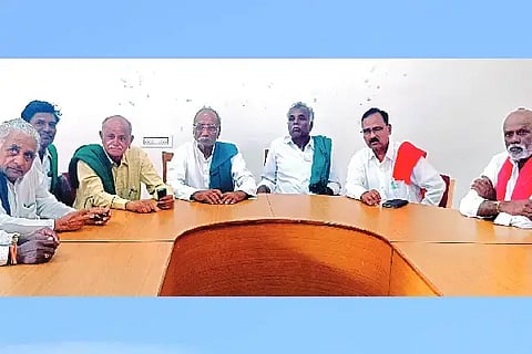 protest ಚಳ್ಳಕೆರೆ ಪ್ರವಾಸಿ ಮಂದಿರದಲ್ಲಿ ಹಮ್ಮಿಕೊಂಡಿದ್ದ ಸಭೆಯಲ್ಲಿ ವಿವಿಧ ಸಂಘಟನೆಗಳ ಮುಖಂಡರಾದ ಕೆ.ಪಿ. ಭೂತಯ್ಯ, ಕೆ. ಚಿಕ್ಕಣ್ಣ, ಸಿ. ಮಹೇಶ್, ಸಿ.ಎನ್. ಮಾರುತಿ ಇತರರು ಭಾಗವಹಿಸಿದ್ದರು.