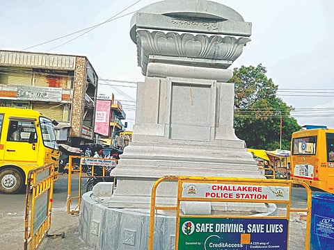 ಚಳ್ಳಕೆರೆ ಬೆಂಗಳೂರು ರಸ್ತೆಯಲ್ಲಿ ನಿರ್ಮಿಸುತ್ತಿರುವ ಶ್ರೀ ವಾಸವಿ ವೃತ್ತ. Road