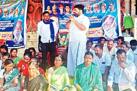 ಚಳ್ಳಕೆರೆ ತಾಪಂ ಕಚೇರಿ ಮುಂದೆ ನಿವೇಶನಕ್ಕಾಗಿ ಗೋಸಿಕೆರೆ ಗ್ರಾಮಸ್ಥರು ಪ್ರತಿಭಟನೆಯಲ್ಲಿ ಪಾಲ್ಗೊಂಡು ಸೋಮವಾರ ಬಿಜೆಪಿ ಜಿಲ್ಲಾಧ್ಯಕ್ಷ ಕೆ.ಟಿ. ಕುಮಾರಸ್ವಾಮಿ ಮಾತನಾಡಿದರು.