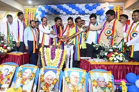 ಚಳ್ಳಕೆರೆ ನಗರದ ಸಾಯಿ ಮಂದಿರದಲ್ಲಿ ‌ಗುರುವಾರ ಹಮ್ಮಿಕೊಂಡಿದ್ದ ಸಹಕಾರ ಕ್ಷೇತ್ರದ 72 ನೇ ವರ್ಷಾಚರಣೆಯ ಕಾರ್ಯಕ್ರಮವನ್ನು ಶಾಸಕ ಟಿ. ರಘುಮೂರ್ತಿ ಉದ್ಘಾಟಿಸಿದರು.