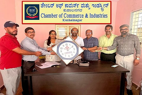 ಕುಶಾಲನಗರದ ಚೇಂಬರ್ ಆಫ್ ಕಾಮರ್ಸ್ ಮತ್ತು ಇಂಡಸ್ಟ್ರೀಸ್‌ಗೆ ಕುಶಾಲನಗರದ ಸೆಂಟ್ರಲ್ ಬ್ಯಾಂಕ್ ಆಫ್ ಇಂಡಿಯಾ ವತಿಯಿಂದ ಗೋಡೆ ಗಡಿಯಾರ ಕೊಡುಗೆಯಾಗಿ ನೀಡಲಾಯಿತು. ರಾಮರಾವ್, ಕೆ.ಎಸ್. ನಾಗೇಶ್, ಚಿತ್ರ ರಮೇಶ್, ಎಸ್.ಕೆ. ಸತೀಶ್, ಪಿ.ಎಂ. ಮೋಹನ್, ವಿಮಲ್ ಜೈನ್, ಪೈಯಾಜ್ ಅಹಮದ್ ಮತ್ತಿತರು ಇದ್ದರು.