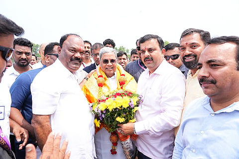  ಮುಖ್ಯಮಂತ್ರಿ ಸಿದ್ದರಾಮಯ್ಯ ಅವರನ್ನು ಶಾಸಕ ಸುನಿಲ್ ಸ್ವಾಗತಿಸಿದರು.